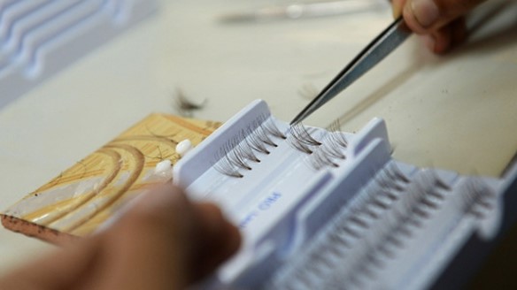 Hukum Bekerja di Pabrik Bulu Mata - balaidakwahbanjarnegara.com